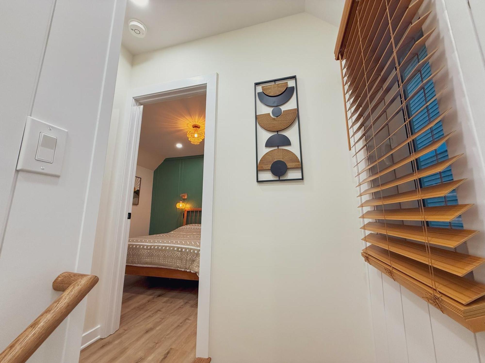 Stylish 2 Bedroom 1 Ba - Steps To The Ocean - Hidden Gem Apartment *